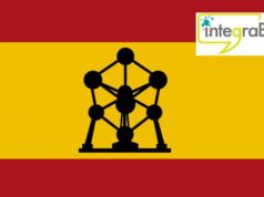 Bandera de España con el Atomium