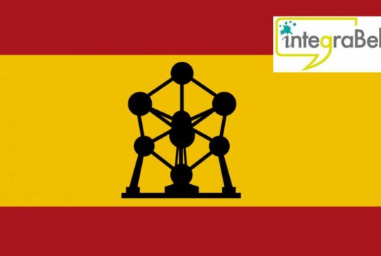 Bandera de España con el Atomium