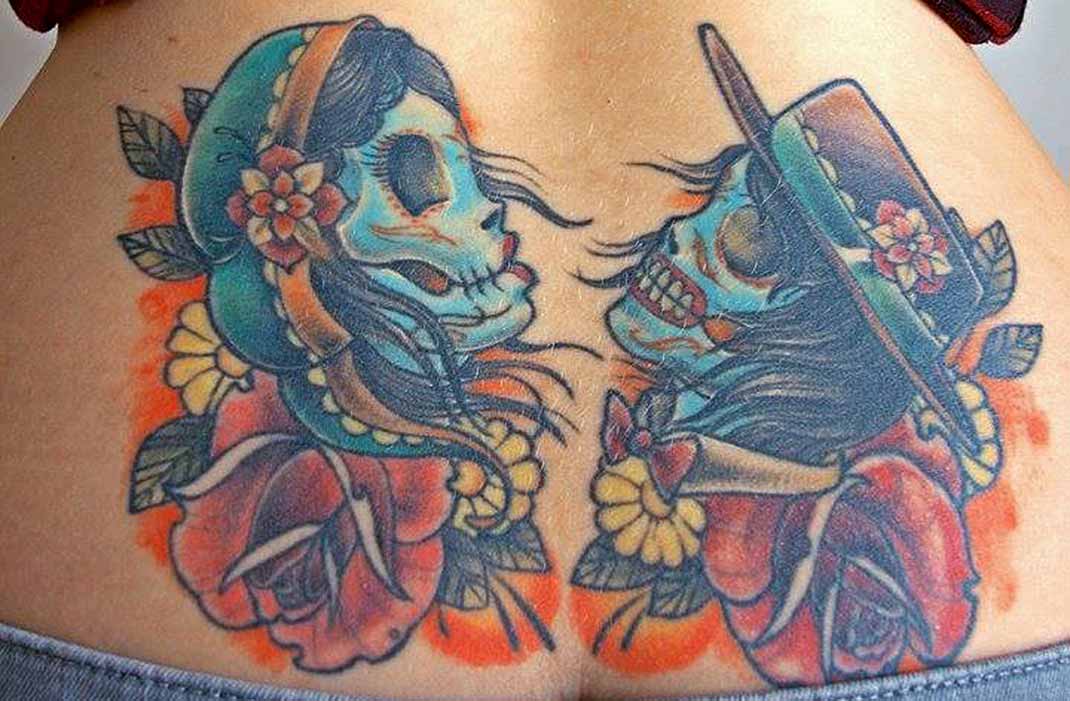 Tatuaje multicolor en la espalda