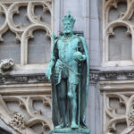 Escultura en bronce de Carlos V en la Grand´ Place de Bruselas