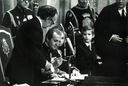 S.M. el Rey D. Juan Carlos I firmando la Constitución de 1978.