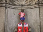 Manneken Pis vestido del Atletico de Madrid
