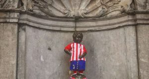 Manneken Pis vestido del Atletico de Madrid
