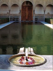 Le sabot de Vénus,1996. Cristal de Murano, patio de los Arrayanes, La Alhambra, Granada